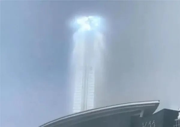 沈阳天空出现“巨型光柱”奇观,这究竟是一种什么奇观?