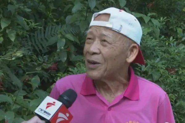 老人组团龟蛇爬行走红,这样做对身体真的有好处吗?
