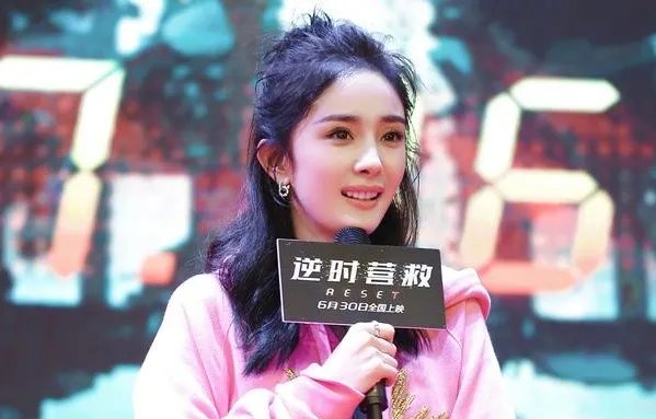 感觉杨幂的发际线低了些,是去植发了吗?
