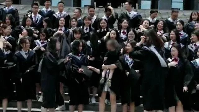 贵州一女大学生抱婴儿拍毕业照,毕业就生子,会不会太年轻了些?