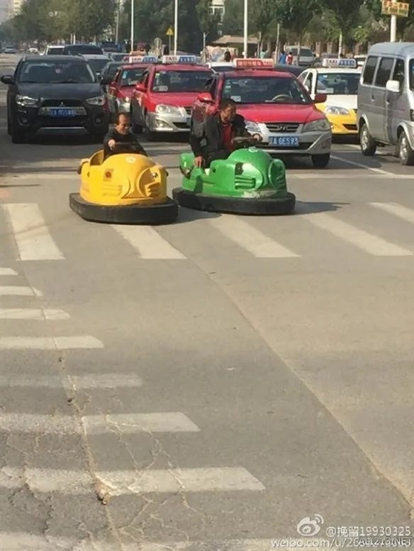 厉害了!沈阳两大叔开碰碰车上路:与汽车并行等红灯