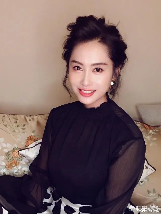 49岁许晴直播卸妆、素颜似少女，哪些女星年龄越大越有韵味？