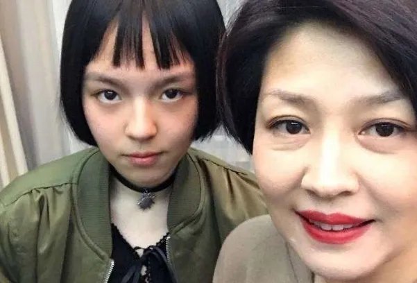 “太成熟了”，李咏女儿晒近照后为何被这样说？