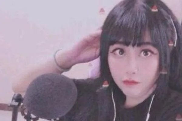 乔碧萝真名张X花,这是否间接证明她真的是一位大妈?