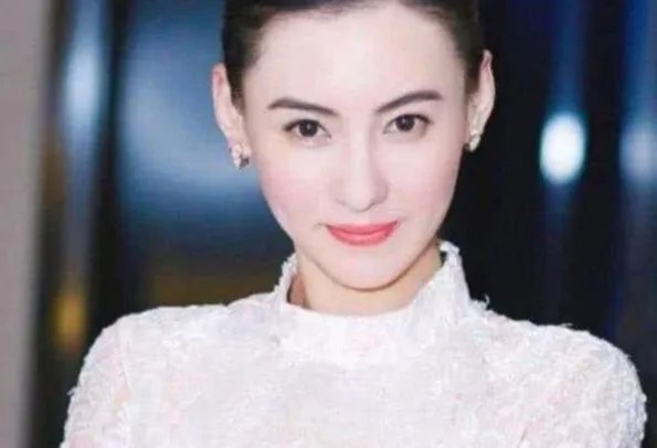 张柏芝近照引热议,肚子凸起被疑怀第四胎,她的状态如何?
