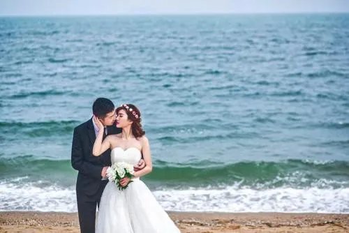 婚纱摄影海景地点推荐 海景拍摄如何选择婚纱