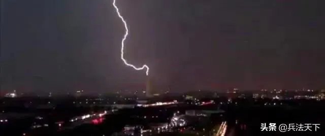 如何看待美国最大国旗被雷劈断,华盛顿纪念碑也遭雷击呢?