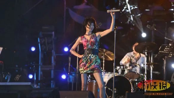 草莓音乐节因风大停演 张曼玉欲继续唱被拦住