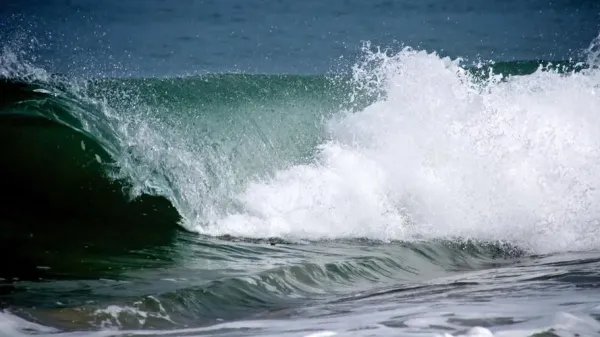 青岛两名游客被海浪卷走一人已遇难,海浪的威力为何这么大?