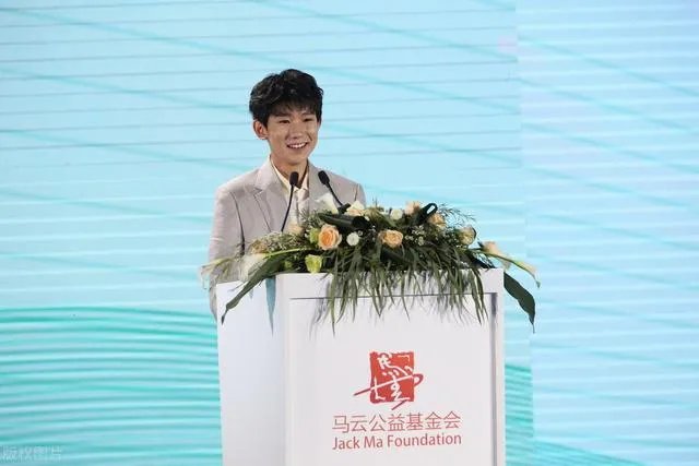 为什么张艺兴抽烟被理解,而王源抽烟就要道歉?