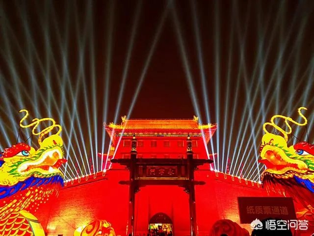 故宫首次晚间开放,你觉得是故宫的灯光秀漂亮,还是西安大唐不夜城漂亮?