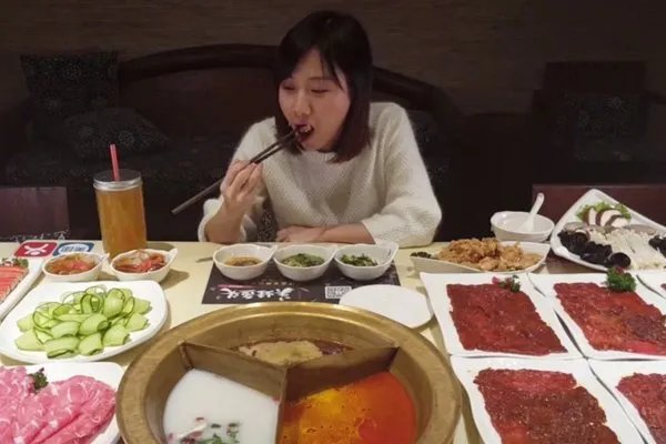 央视批有的所谓大胃王吃播浪费严重,吃播应该喊停吗?