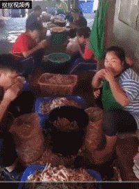 小作坊工人用嘴啃出无骨鸡爪的视频流出,看完你还敢吃那些东西吗?