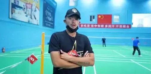 林丹装路人打球，却遭大叔嫌弃，看到这一幕你想说什么？