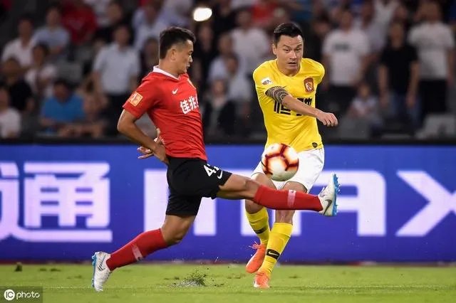 恒大2-0击败上海上港积分反超国安,上海上港此场怎么会错失这个机会?大家怎么看?