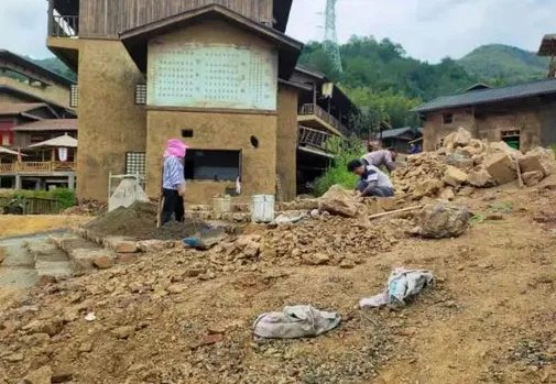 陕西一地山体滑坡土石树木倾泻而下,绵延2公里,是否有造成伤亡情况?