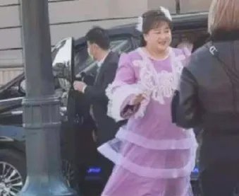 贾玲穿紫色公主裙录综艺被偶遇,你觉得她这个造型怎么样?