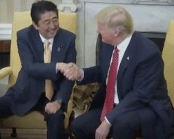 特朗普点评“安倍沙坑翻跟头”:非常感动,比任何体操选手都精彩!他是在夸安倍吗?