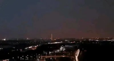 如何看待美国最大国旗被雷劈断,华盛顿纪念碑也遭雷击呢?