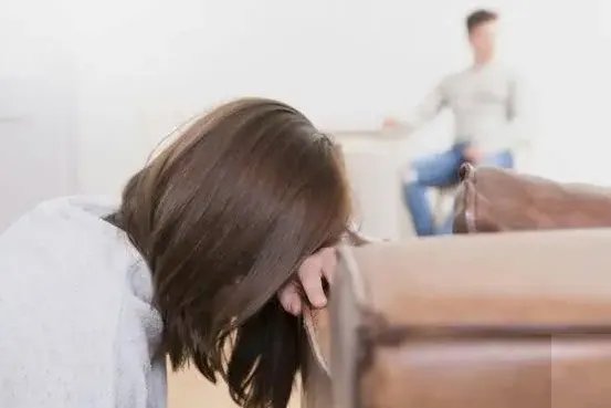 夫妻疑因吵架把狗从4楼推下,如何评价他们这一行为?