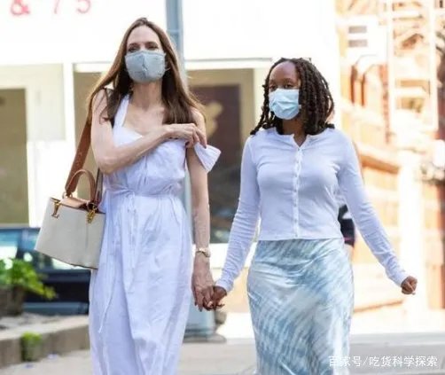 安吉丽娜朱莉暴瘦好憔悴,全身骨感青筋凸起,你喜欢她吗?