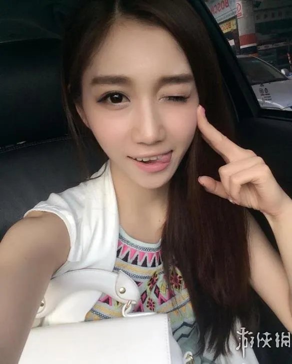 《LOL》最美游戏女主播登男人装：火辣身材一览无遗
