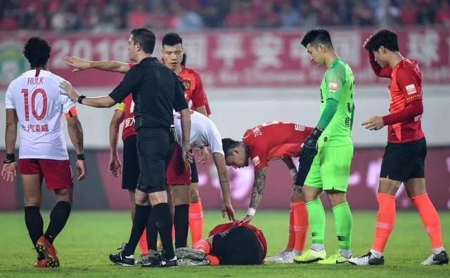 恒大2-0击败上海上港积分反超国安,上海上港此场怎么会错失这个机会?大家怎么看?