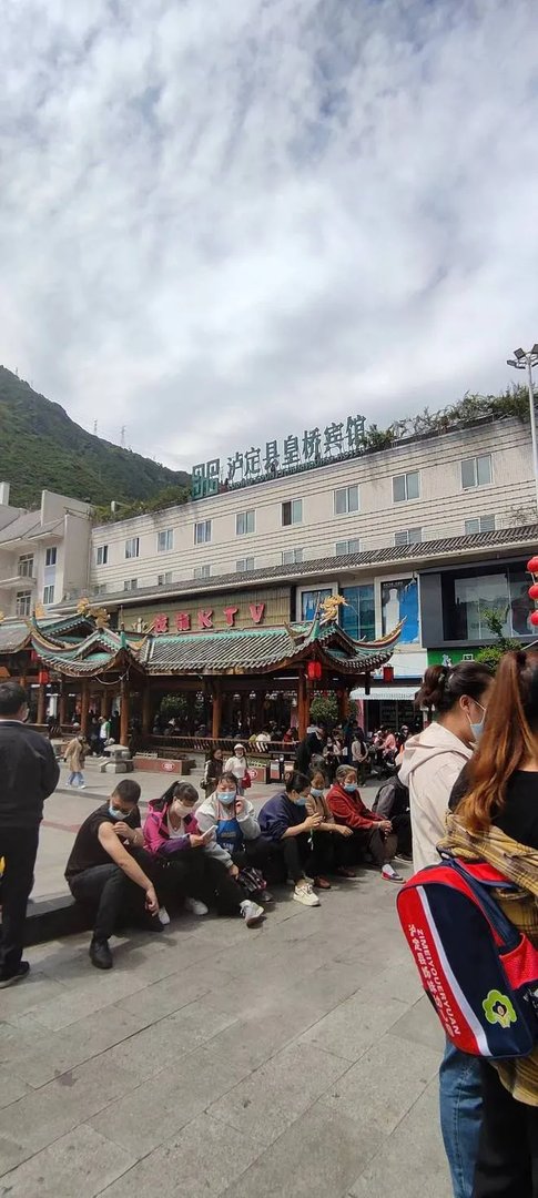 泸定地震山体塌方致2伤 房屋坍塌有人被压