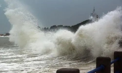 为什么台风谭美没有到中国,而是直接急转弯去了日本?