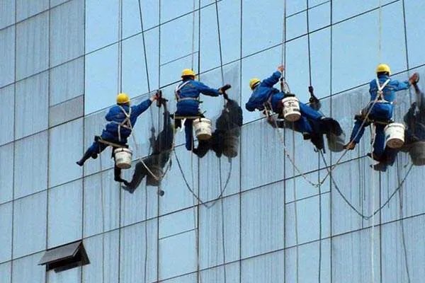深圳一工人粉刷外墙时坠亡，是什么原因造成的？