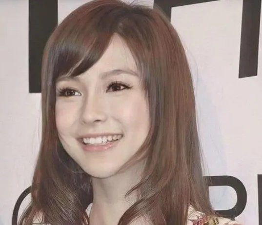 杨颖在日本出道时的旧照曝光，与现在判若两人，造型令人咂舌，是什么样子？