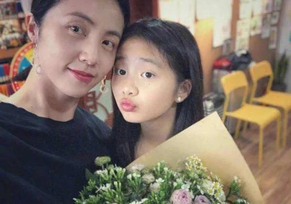 黄磊夫妇与何炅聚餐现身,为什么孙莉却成为亮点?
