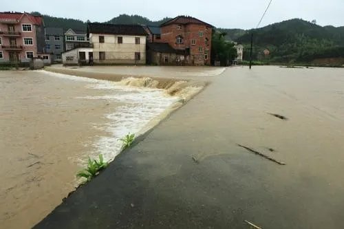 台风白鹿将登陆福建，暴雨洪水来袭怎样防止洪水涌入室内？