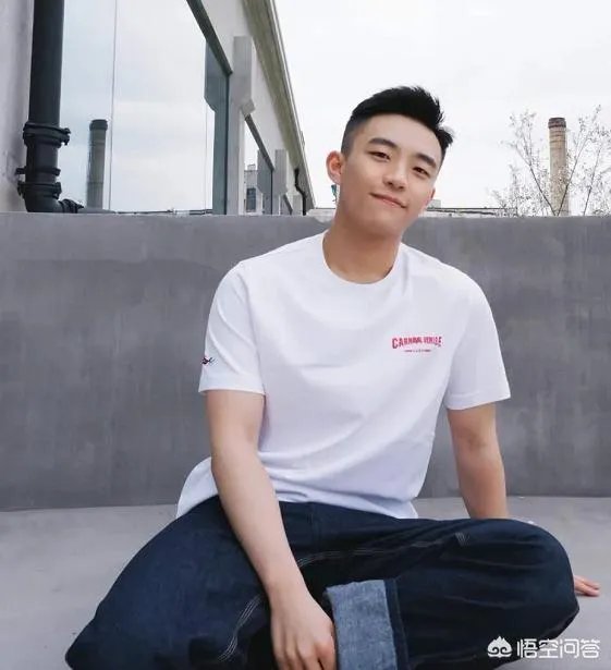 男士如何选择白色T恤?