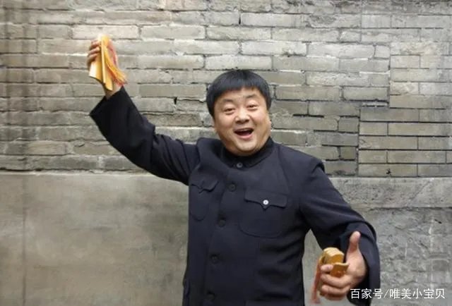 炊事班“洪班长”,现已55岁与妻子恩爱20多年,洪剑涛现况如何?