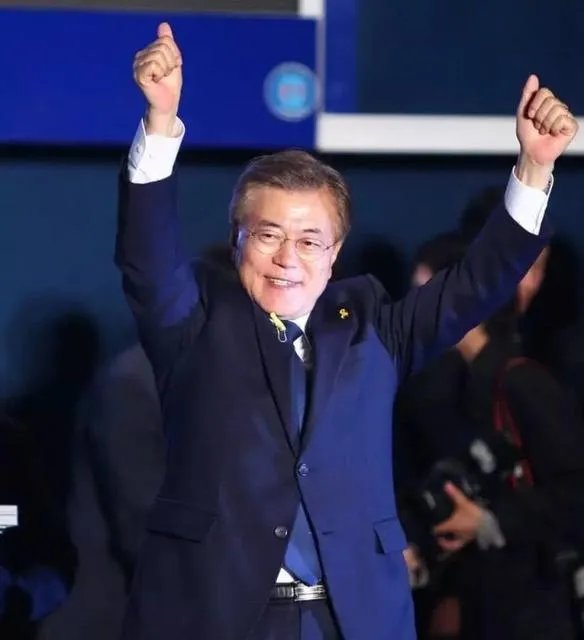 特朗普最后的退让，韩国保护费降到13亿美元，文在寅坚决说不刚到底，对此你怎么看？