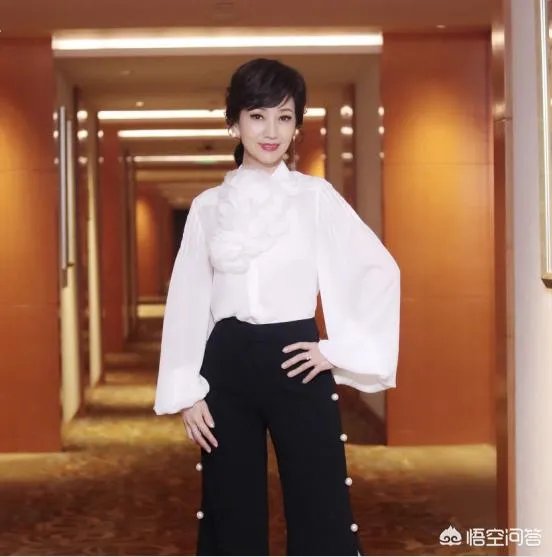 49岁许晴直播卸妆、素颜似少女，哪些女星年龄越大越有韵味？