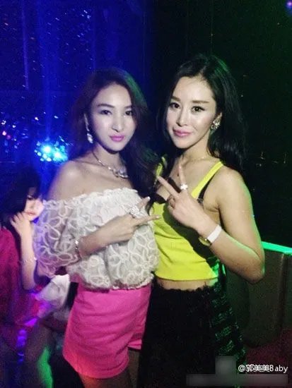 郭美美炫富举办奢华派对庆祝生日 她干爹来了吗?