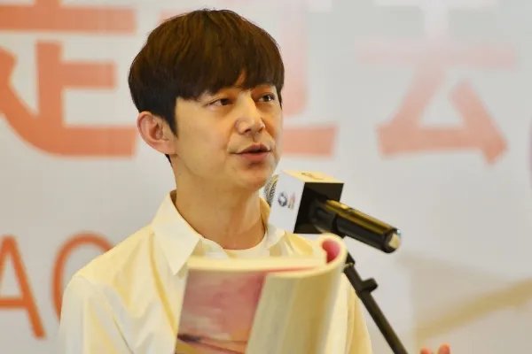 何炅改喊“娜娜”为“谢娜”:成年人的感情都是如何崩掉的?