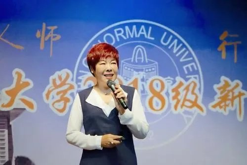 为何说著名学者于丹被北大学子轰下台,虽是偶然事件却是她的必然结局?