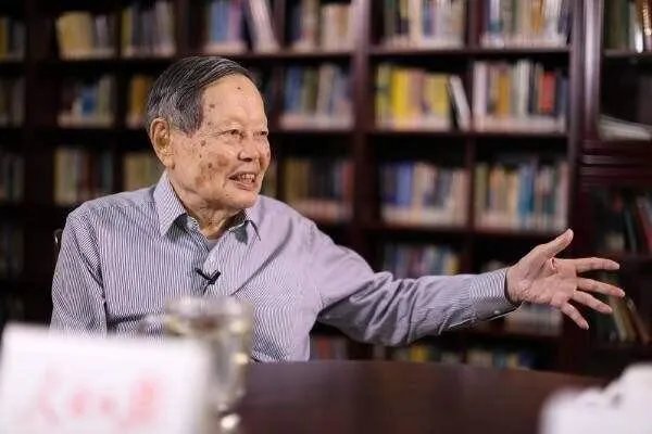 为什么杨振宁、姚期智放弃外国国籍,转为中国科学院院士?