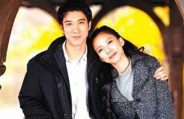 李靓蕾深夜再发文回应王力宏的文章,此事暴露了哪些信息?