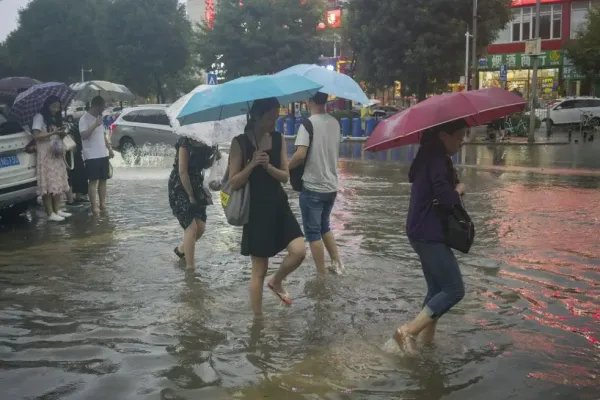 南阳等地局部遭遇大暴雨,给人们的出行带来了哪些影响?
