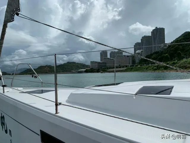 想去惠州看海，哪里海边比较好，附近的酒店性价比怎么样？