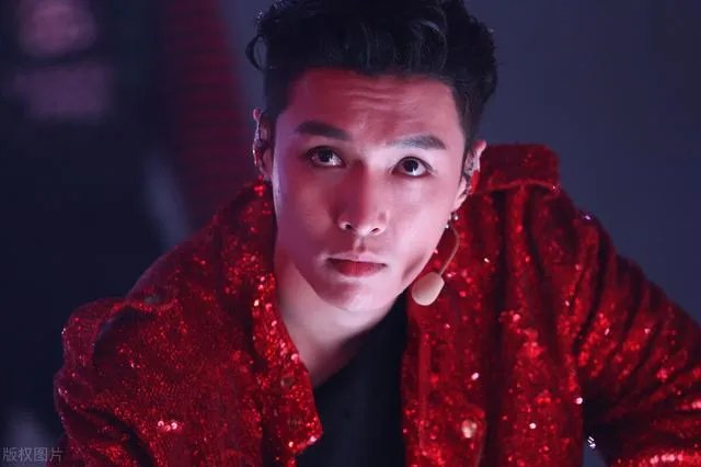 为什么张艺兴抽烟被理解,而王源抽烟就要道歉?