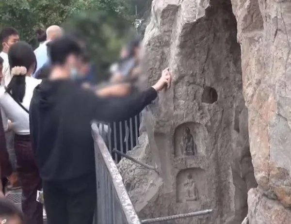 游客祈福时摸佛像和石碑的这一行为是否该严令禁止?