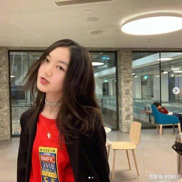 王菲女儿李嫣术后治疗好兔唇,长得像年轻王菲,惊艳众人,你认为呢?