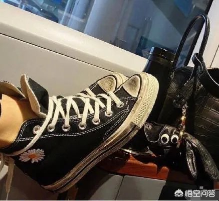王子文高铁踩桌板是否应该被谴责?