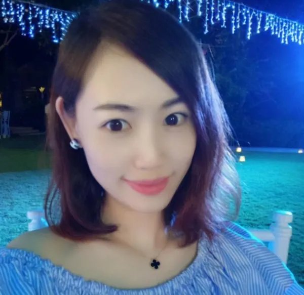 马蓉一身潮牌现身机场,从未有过的坦然笑对拍照,应了一句什么成语?