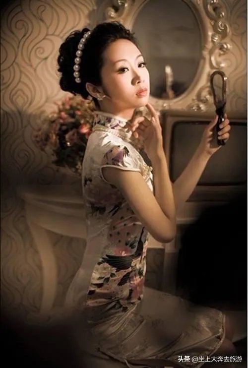 人像摄影中,你认为旗袍与汉服哪个更能拍出中国女人的韵味?你喜欢拍哪一种服装?